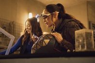 The 100 – Emori (Luisa d'Oliveira, l.); Raven Reyes (Lindsey Morgan, r.)