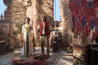 Aladdin – Prinzessin Jasmin (Naomi Scott, l.); Aladdin (Mena Massoud, r.)