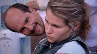 Stromberg – L-R: Bernd Stromberg (Christoph Maria Herbst), Ina (Cristina do Rego)