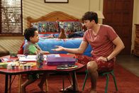 Two and a Half Men – Werden Louis (Edan Alexander, l.) und Walden (Ashton Kutcher, r.) gute Freunde werden?