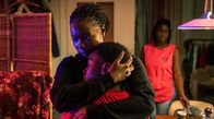 Tatort – Moya und Yaro müssen eine neue Unterkunft suchen: Moya Alemu (Nambitha Ben-Mazwi, l.), Yaro Alemu (André Nkot Olinga, M.) und Sanaa Mukambo (Nancy Mensah-Offei, r.).