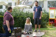 The Last Man on Earth – Während Todd (Mel Rodriguez, l.) alles daransetzt, seine Beziehung zu Melissa (January Jones, M.) wieder zu verbessern, scheint die Freundschaft zwischen ihm und Tandy (Will Forte, r.) vor einige Schwierigkeiten gestellt zu werden ...