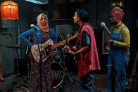 We Are Lady Parts – Bei der Bandprobe mit Saira (Sarah Kameela Impey, M.) und Bisma (Faith Omole, r.) beschleicht Amina (Anjana Vasan, l.) das Unbehagen, den Soundsmash-Vorentscheid zu verpatzen.