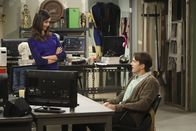 Two and a Half Men – Während Walden (Ashton Kutcher, r.) dem brillanten Projekt einer ehemaligen und äußerst gut aussehenden Mitarbeiterin (Odette Yustman, l.) beitritt, hat Alan einen ganz besonderen Ratschlag für Jenny ...