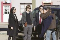 Criminal Minds – Emily Prentiss (Paget Brewster, l.), Reid (Matthew Gray Gubler, 2.v.l.) und Hotch (Thomas Gibson, M.) finden heraus, dass Franks (Keith Carradine, r.) Weg immer wieder nach Golconda führt, wo Jane (Amy Madigan, 2.v.r.) lebt, die einzige Frau, für die er etwas empfindet ...