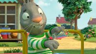 Pip und Posy – Pip öffnet die Flasche für Pünktchen Käferchen, sie soll sich kurz die Beine vertreten.