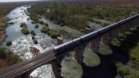 Traumzüge – Jede Etappe hat es in sich: Der „Pride of Africa“ fährt auf dem Streckennetz des Unternehmens Rovos Rail durch pulsierende Städte, weite Landschaften und über imposante Brücken in Südafrika.