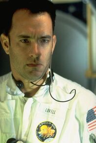 Apollo 13 – Am 11. April 1970 wird von Cape Canaveral aus das Raumschiff Apollo 13 gestartet, das auf dem Mond landen soll. An Bord ist unter anderem der Astronaut James A. Lovell (Tom Hanks). Plötzlich geht im Kontrollzentrum Houston ein Funkspruch ein, dass einer der Sauerstoff-Tanks explodiert ist ...