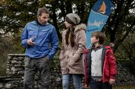 Safe House – Robert (Christopher Eccleston, l.) instruiert Louisa (Harriet Cains, M.) und Joe (Max True, r.) wie sie sich verhalten sollen, um ihre Identität geheim zu halten.