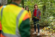 Schloss Einstein – Flora Freytag (Carla Hütterman, re.) und Rosa Panowski (Karlotta Hasselbach, li.) stellen fest, dass der Wald abgeholzt werden soll.