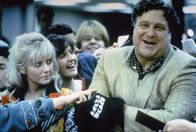 King Ralph – Die charmante Nachtclub-Stripperin Miranda Green (Camille Coduri, l.) wird viel Geld geboten, dass ein Fotograf ein möglichst skandalöses Bild von ihr und König Ralph (John Goodman, r.) macht ...