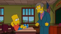 Die Simpsons – Bekommt Ärger von Rektor Skinner (r.), weil er ein Gerücht in die Welt gesetzt hat, dass eine nackte Frau das Mittagessen serviert: Bart (l.) ...