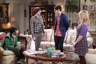 The Big Bang Theory – v.l.) und Raj (Kunal Nayyar, l.) von seiner wahren Identität zu überzeugen?
