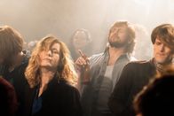 Preis der Freiheit – Lotte (Nadja Uhl), Jörg (Steve Windolf, M.) und Gregor (Alexander Pensel, r.) tanzen in der Zionskirche zur Musik der Band "Element of Crime".
