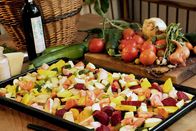 Zu Tisch ... – „Gebratenes Sommergemüse“ - ein Rezept von Margarethe Triebaumer mit gelben und roten Rüben, Kohlrabi, Zucchini, Karotten – aber ohne Tomaten, damit das Gemüse nicht zu flüssig wird.