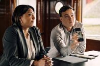 Professor T – DCI Maiya Goswami (Sunetra Sarker, l.) und DS Dan Winters (Barney White, r.).
