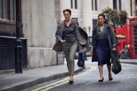 Killing Eve – Nach dem Desaster im Krankenhaus wurde Eve (Sandra Oh, r.) von ihren Aufgaben beim MI5 freigestellt. Doch Carolyn (Fiona Shaw, l.) macht ihr ein Angebot, das sie nicht ablehnen kann.