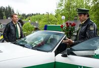 Hubert und Staller – Hubert (Christian Tramitz, links) und Staller (Helmfried von Lüttichau) kommen beim Café Rattlinger an. Staller hat einen Strauß Rosen dabei, den man ihm im Blumenladen auf's Auge gedrückt hat. Sabrina denkt fälschlicherweise, dass der Strauß für sie sei und sperrt schnell ihr Café zu, damit Staller ihr die Blumen nicht geben kann.