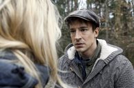 Sturm der Liebe – Viktor (Sebastian Fischer, r.) kann nicht verstehen, warum Alicia (Larissa Marolt, l.) wieder mit Christoph zusammen ist.