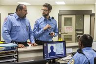 Navy CIS: New Orleans – Nachdem Sebastian (Rob Kerkovich, M.) auf brutale Art und Weise gekidnapped wird, muss er jetzt unter Novaks (Nick Gracer, l.) Anweisung einen Schwerverbrecher aus dem Knast schmuggeln ...