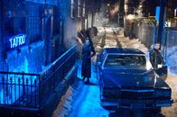 Max Payne – Mona Sax (Mila Kunis) und Max Payne (Mark Wahlberg) versuchen mehr über die mysteriöse Tätowierung, die mehrere Opfer trugen, herauszufinden.