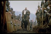 Gladiator – Vor der Entscheidungsschlacht in Germanien inspiriert Maximus (Russell Crowe, M.) die Truppen.