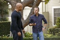 Navy CIS: L.A. – Können nicht fassen, dass Granger vom Maulwurf vergiftet wurde: Callen (Chris O'Donnell, r.) und Sam (LL Cool J, l.) ...