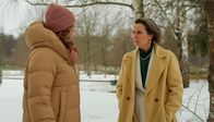Rote Rosen – Lou (l. Eva-Maria Grein von Friedl) sorgt dafür, dass Victoria (r. Caroline Schreiber) als Geschäftsführerin der EmKa abgesetzt wird. Victoria ist fassungslos!