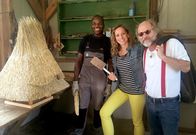 Wunderschön! – Moderatorin Tamina Kallert und Guide Klaus-Peter Wolf (Buchautor), hier mit Mitarbeiter Marco Bamezon (l), besuchen einen Dachdeckerbetrieb für die typischen Reetdachhäuser in der Region. Mit dem Gerät in Tamina Kallerts Hand werden Reetdächer eingedeckt.