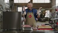 BesserEsser - Sebastian Lege deckt auf – Sebastian Lege baut in seiner Werkstatt industrielle Fertig-Frikadellen nach und deckt auf, warum die Supermarkt-Produkte so unfassbar günstig sind.