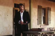 Quigley, der Australier – Großgrundbesitzer Elliott Marston (Alan Rickman), sucht in der ganzen Welt Scharfschützen die seinen riesigen Besitz von Dingos freihalten sollen.