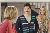 Desperate Housewives – Lynette (Felicity Huffman, l.) kann nicht fassen, dass Preston (Max Carver, M.) wegen Irina (Helena Mattsson, r.) sein Studium geschmissen und nun einen Job angenommen hat. Zwischen den dreien kommt es zu Streit ...