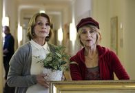 Almuth und Rita – Es kostet Almuth (Senta Berger) einige Überwindung, sich an die Schrullen von Rita (Cornelia Froboess, re.) zu gewöhnen.