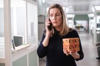 In aller Freundschaft – Sarah Marquardt (Alexa Maria Surholt) hat vergessen eine weihnachtliche Überraschung für die Kinderstation zu organisieren. Doch eine Weihnachtsagentur verspricht ihr schnelle Hilfe.