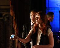 Castle – Während Castle und Detective Ryan (Seamus Dever, l.) bald den Bruder des Kartellbosses im Visier haben, fällt ihnen Theaterregisseurin Erin Cherloff (Jewel Staite, r.) auf. Hat sie etwas mit dem Mord an Zane Cannon zu tun?; Während Castle und Detective Ryan (Seamus Dever, l.) bald den Bruder des Kartellbosses im Visier haben, fällt ihnen Theaterregisseurin Erin Cherloff (Jewel Staite, r.) auf. Hat sie etwas mit dem Mord an Zane Cannon zu tun?