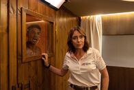 The Assassin – Julie (Keeley Hawes, r.) schließt Kaylas Bruder Ezra (Devon Terrell, l.) in der Sauna ein, weil sie glaubt, dass er nicht die Wahrheit sagt.