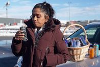 Puls – Moderatorin Tama Vakeesan nimmt Energydrinks und ihre Wirkung auf den Körper unter die Lupe. Copyright: SRF