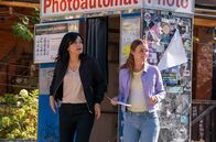 Letzte Spur Berlin – Ein Hinweis im Zimmer des verschwundenen Yannick Liebeskind (Levi Eisenblätter) hat Mina Amiri (Jasmin Tabatabai, l.) und Lucy Elbe (Josephin Busch) zu einem Fotoautomaten auf dem RAW-Gelände geführt.
