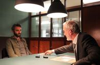 Der Irland-Krimi – Superintendent Kelly (Declan Conlon) verdächtigt Brian Scott (Barry McKiernan) Holly entführt zu haben.