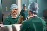 In aller Freundschaft – MDR Fernsehen IN ALLER FREUNDSCHAFT - FOLGE 623, "Über die Grenzen" Uhr. Der Todestag von Dr. Rolf Kaminskis (Udo Schenk) Frau und seiner Tochter jährt sich. Er versucht die Fassade zu wahren, doch seine, an diesem Tag besonders schlechte Stimmung, merkt man ihm sehr an. Dr. Elena Eichhorn (Cheryl Shepard) kennt den Grund und versucht nachsichtig mit ihm zu sein.
