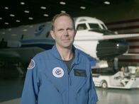 Im Angesicht des Sturms – NOAA-Flugdirektor Mike Holmes.