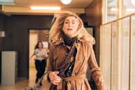 The Perfect Mother – Hélène (Julie Gayet) eilt durch das Polizeirevier, um zu ihrer verhafteten Tochter Anya zu gelangen.