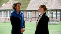 Rote Rosen – Bella (Alessia Mazzola, r.) will ihren Fehler bei der Exposé-Erstellung wieder gut machen und sieht ihre Chance, als Victoria (Caroline Schreiber, l.) nach einem Haus auf dem Salzmarkt sucht.