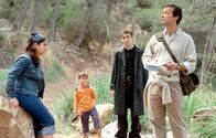 Sieben Tage im Paradies – Der vielbeschäftgite Bauunternehmer Uli Fischer (Michael Roll re.) hat auf Mallorca endlich einmal Zeit, sich um seine drei Kinder Caroline (Rebecca Hessing), Patrick (Pablo Ben Yakov, 2. v. re.) und Tom (Fabio Giegerich) zu kümmern.