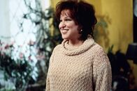 Der Club der Teufelinnen – Die Zeiten als treusorgende Gattin sind vorbei, Brenda (Bette Midler) ist jetzt Mitglied im Club der Teufelinnen.
