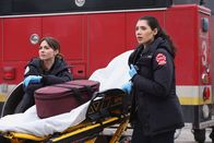Chicago Fire – Kein gutes Team: Caitlin Carver als Emma Jacobs, Hanako Greensmith als Violet Mikami