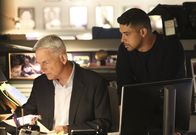 Navy CIS – Noch tappen Gibbs (Mark Harmon, l.) und Torres (Wilmer Valderrama, r.) im Dunkeln: Wollte der vergiftete Bruno etwa 50 Leute mit einer Bombe in die Luft jagen?; Noch tappen Gibbs (Mark Harmon, l.) und Torres (Wilmer Valderrama, r.) im Dunkeln: Wollte der vergiftete Bruno etwa 50 Leute mit einer Bombe in die Luft jagen?