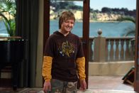 Two and a Half Men – Hat sich Hals über Kopf in Celeste, die Tochter des neuen, muskelbepackten Nachbarn, verliebt: Jake (August T. Jones) ...