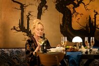 Hacks – Deborah (Jean Smart) greift zu drastischen Mitteln und erpresst Marty, um ihre Showtermine zu sichern. Doch Marcus ist außer sich vor Wut – er hat andere Pläne für Deborahs Karriere.