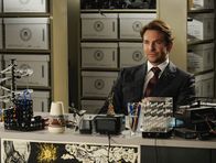 Limitless – Als Senator Eddie Morra (Bradley Cooper) gerade so einen Mordversuch übersteht, beginnt das FBI zu ermitteln. Um zu verhindern, dass die Verbindungen des Senators zu NZT herauskommen, soll Brian die Untersuchung sabotieren ...